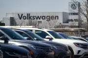 VW、米国工場でEV生産を一時停止 需要低迷でガソリンSUV生産に回帰