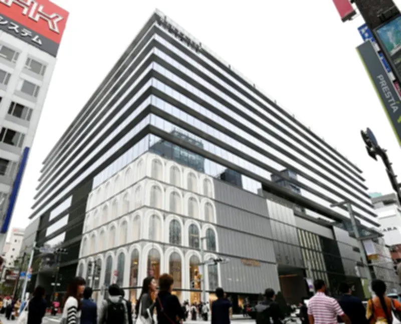 銀座シックスで刺激臭、約10人が体調不良を訴える