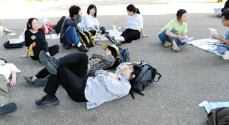 競争社会に抵抗「だめライフ名古屋」が寝そべりフェス、若宮広場で約100人がゴロリ