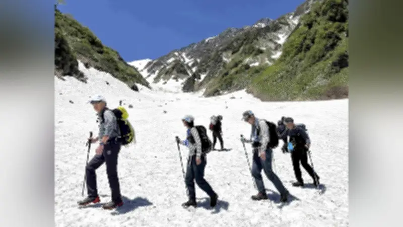 白馬連峰開山祭で大雪渓トレッキング 100人が夏山の幕開け祝う