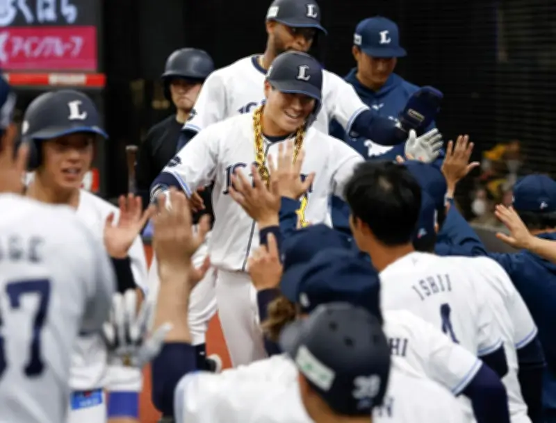 西武、二回に打者12人の猛攻で一挙8得点 渡部がプロ初満塁本塁打
