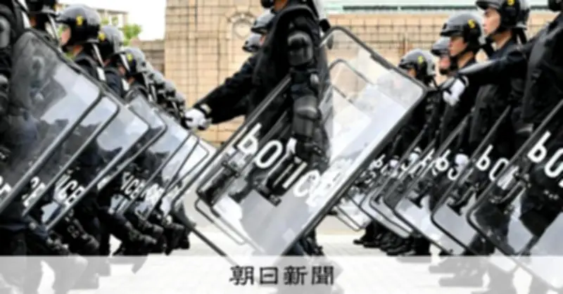 警視庁機動隊1700人行進、特殊車両や警備犬も登場 明治神宮外苑で観閲式