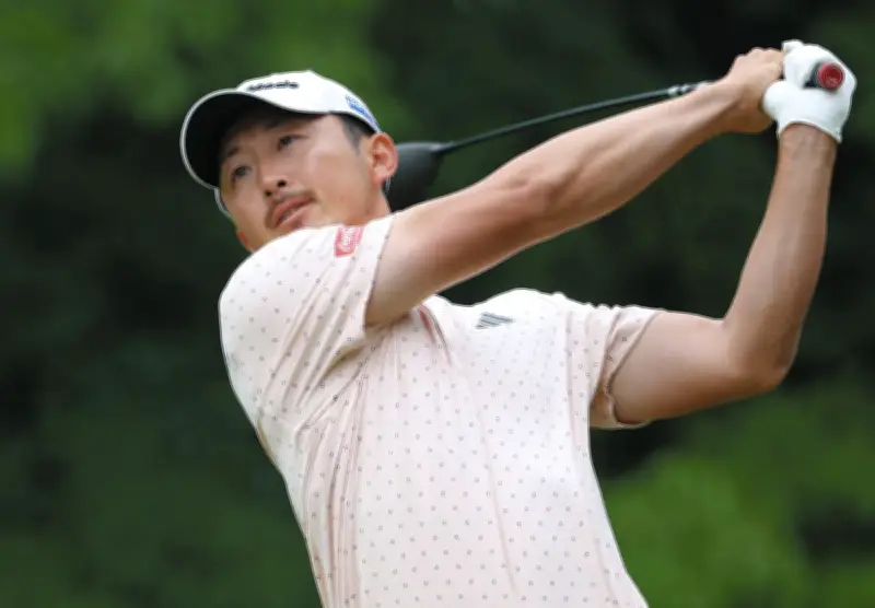 岩崎亜久竜、天候乱れの中でも集中力維持　男子ゴルフ中日クラウンズ2日目