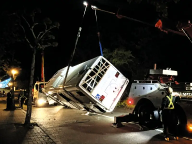 三重・鳥羽で大型バス横転、宿泊客送迎中に2人軽傷