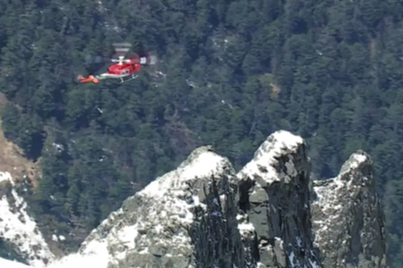 奥穂高岳で2人が遭難、防災ヘリが救助活動 天候不良で行動不能に