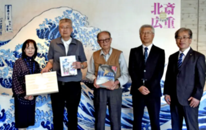 郡山市立美術館で「北斎・広重」展、来場者2万人達成 記念品贈呈