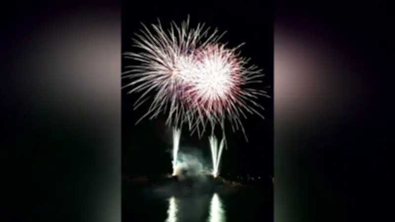 鞆の浦で花火大会、約2000発が夜空と水面を彩る