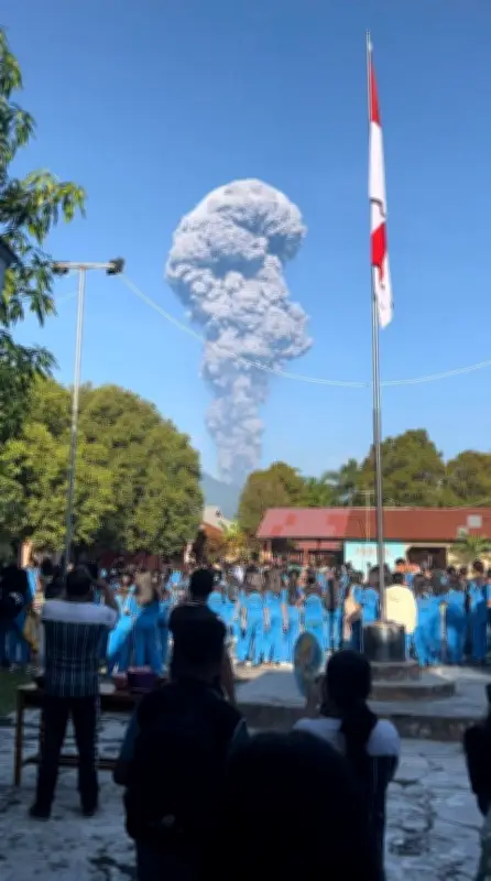 インドネシア・ドゥコノ火山噴火、死者2人行方不明1人 SNS撮影目的の入山か