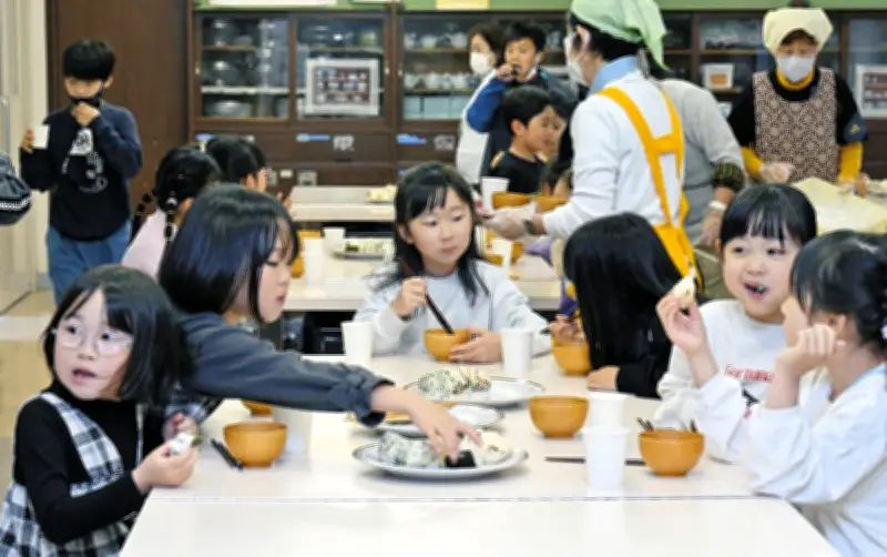 三鷹の小学校で月2回「朝ごはん」提供、児童100人以上が参加し地域のつながり生む