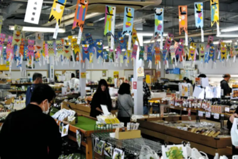 園児手作りのミニこいのぼり、太田の道の駅に展示 24日まで