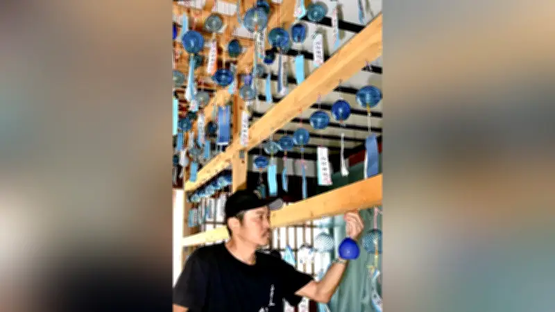 西伊豆の「風鈴神社」、青い風鈴240個が奉納され涼やかな音色を奏でる