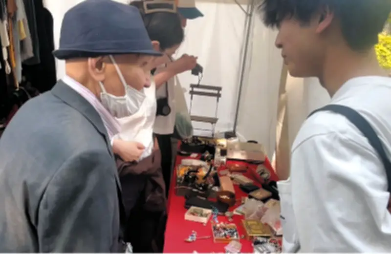 代々木公園で25年暮らしたホームレス男性の死　多くの人に悼まれた「絵描き」の人生