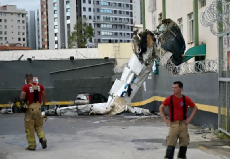 ブラジルで小型機がアパートに衝突、操縦士ら3人死亡 住民に被害なし