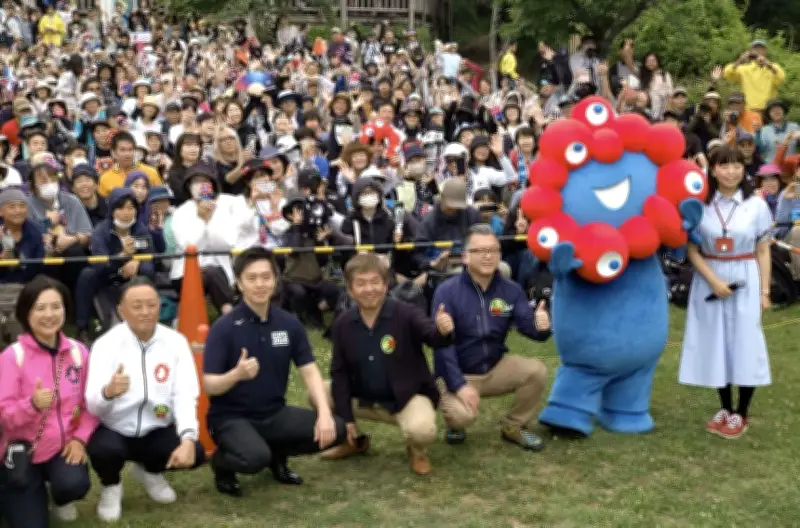 標高千メートル超の金剛山にミャクミャク登場、ファン約300人が詰めかけ「まるで万博」