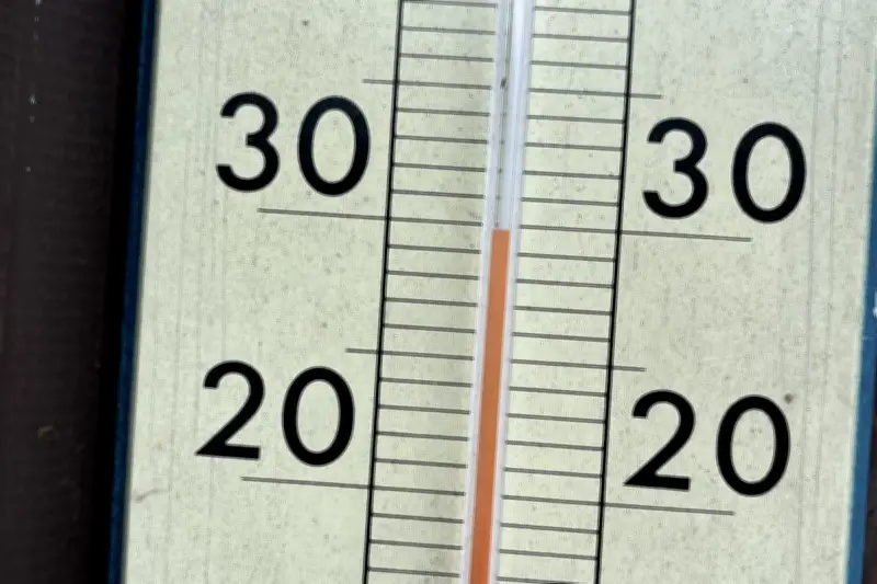 関東地方で連日の真夏日、群馬桐生33度、東京練馬30.9度、西日本では今年初の猛暑日