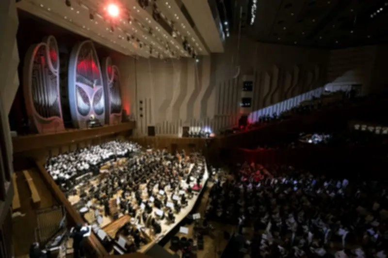 山田和樹指揮「交響的変容」34年ぶり再演、700人の大爆音響かせる