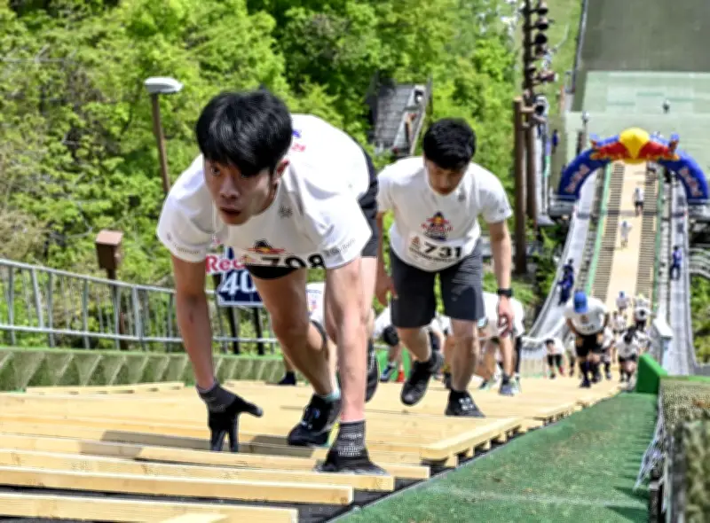 札幌・大倉山で37度の急斜面駆け上がるレース、最後の開催に1850人参加
