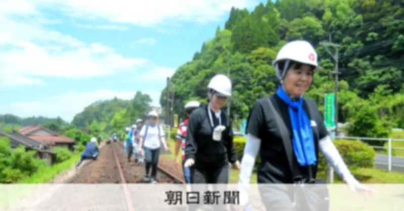肥薩線ウォークに約380人、線路歩き復旧を実感 霧島市民が歓迎