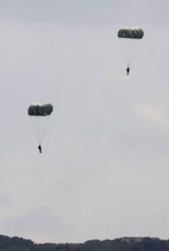 米軍嘉手納基地でパラシュート降下訓練、日米合意後4回目　県が中止要求