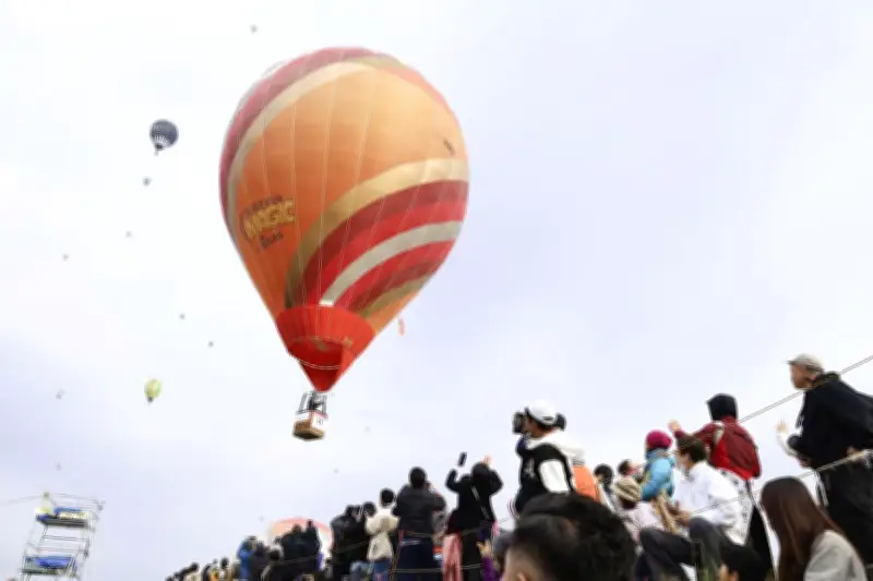 「佐久バルーンフェス」開幕、40機の熱気球が大空彩る 長野