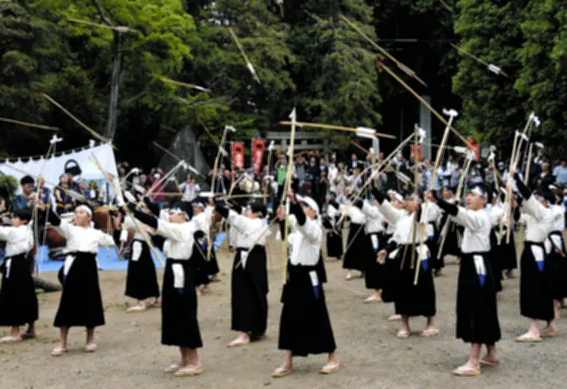 児童43人が鎌倉方角に矢を放つ 群馬・太田の生品神社で鏑矢祭