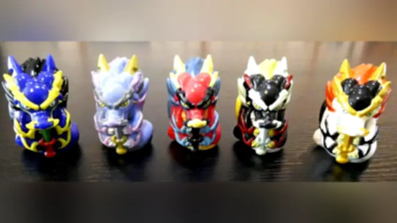 安楽寺でソフビ龍王ガチャ好評 全国から募った配色5種