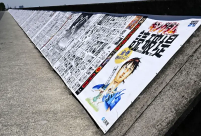 佐賀市の防波堤にキングダム全78巻展示、「屋外最長漫画」でギネス認定