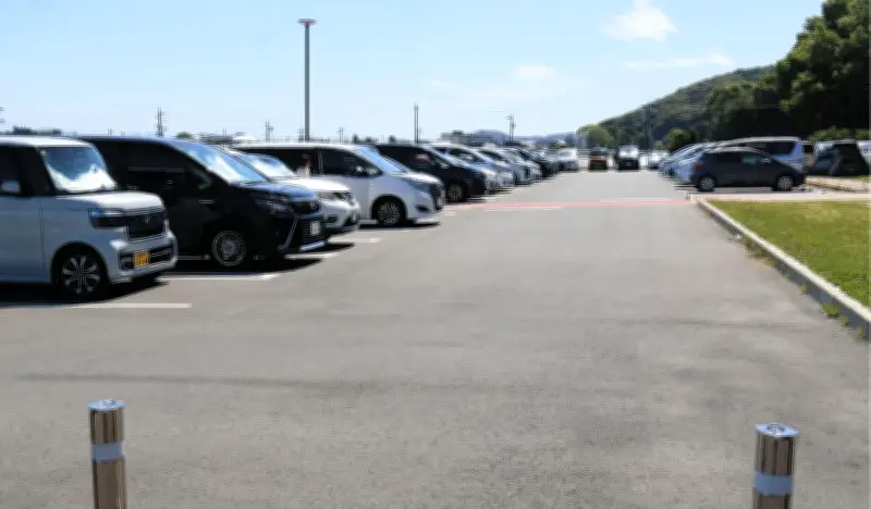愛知・豊川の公園駐車場で２歳男児が車にはねられ死亡、82歳容疑者を逮捕