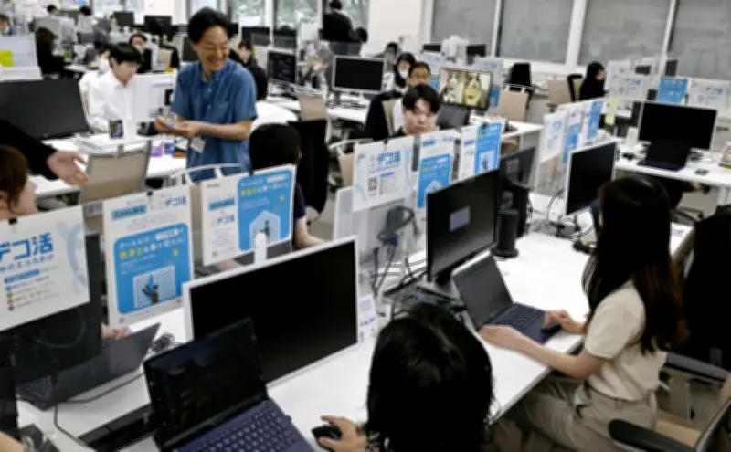 肌寒い中「クールビズ」開始、軽装勤務で過ごしやすく