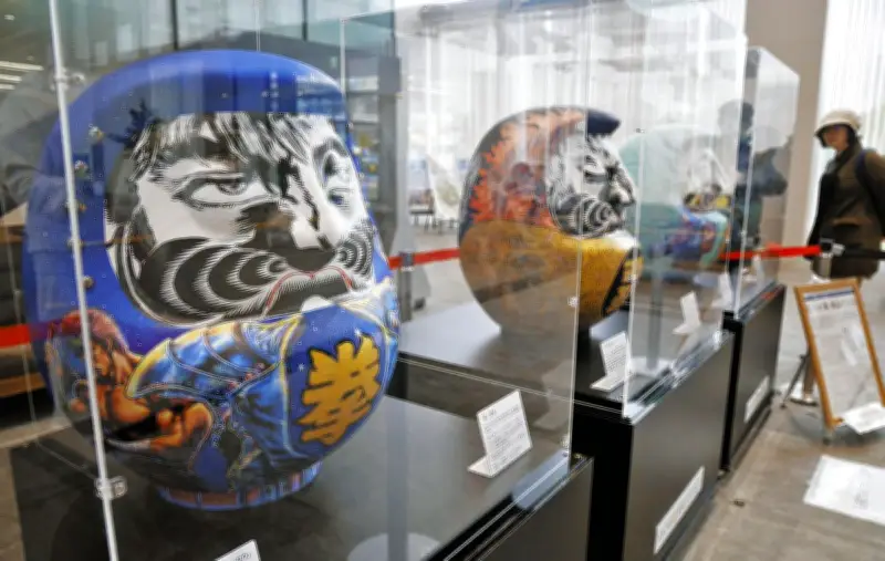 北斗の拳と越谷だるまのコラボレーション、越谷市役所で展示中
