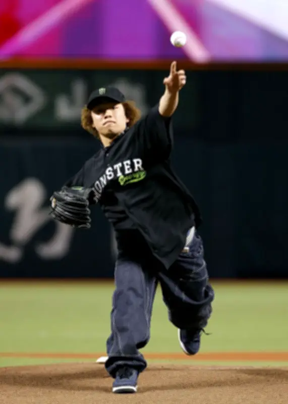 ミラノ五輪銀メダリスト長谷川帝勝が始球式、ソフトバンク戦で初挑戦に笑顔