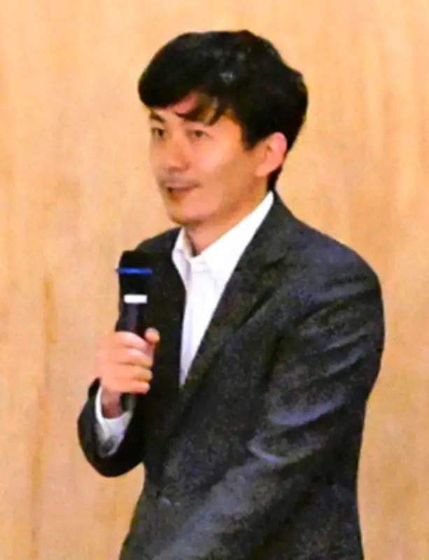 恐竜の喉の骨発見の研究解説　県高校理科研究活動講習会で吉田学芸員が講演