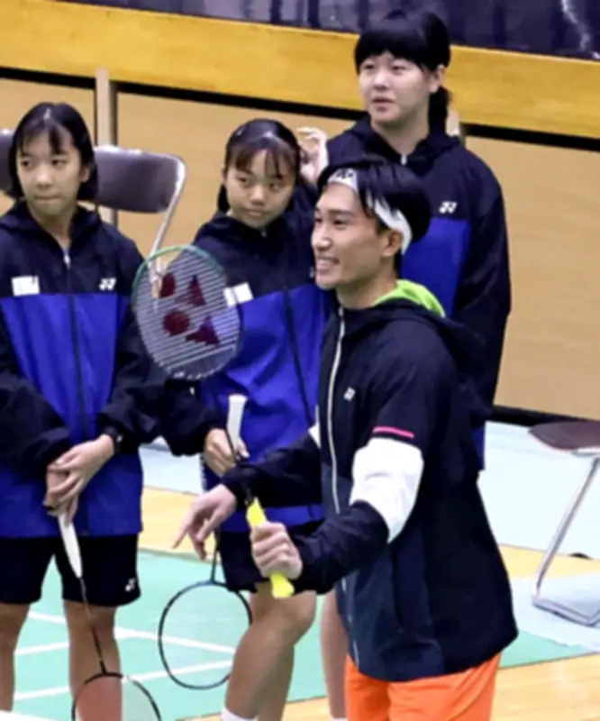 桃田賢斗選手が富岡町でバドミントン教室 ジュニア選手を指導