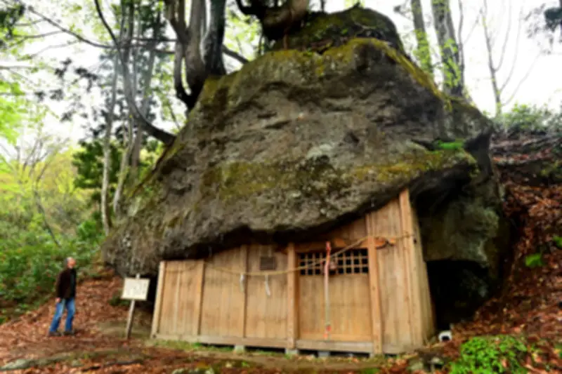 只見町の三石神社、三つの岩に願いを込めて縁結びの祈り