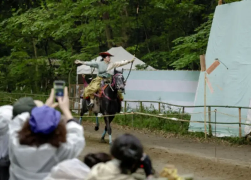 京都・下鴨神社で流鏑馬、人馬一体の妙技に観客魅了