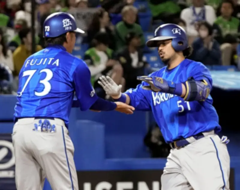 ＤｅＮＡ、２２安打１２得点の猛攻でヤクルトに今季初勝利