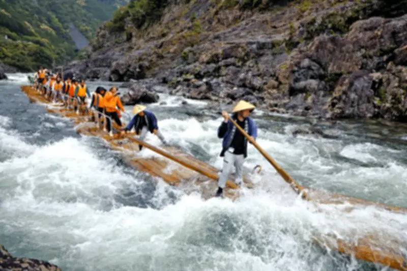 スリル満点！北山川観光筏下りが開幕、新緑の渓谷を疾走