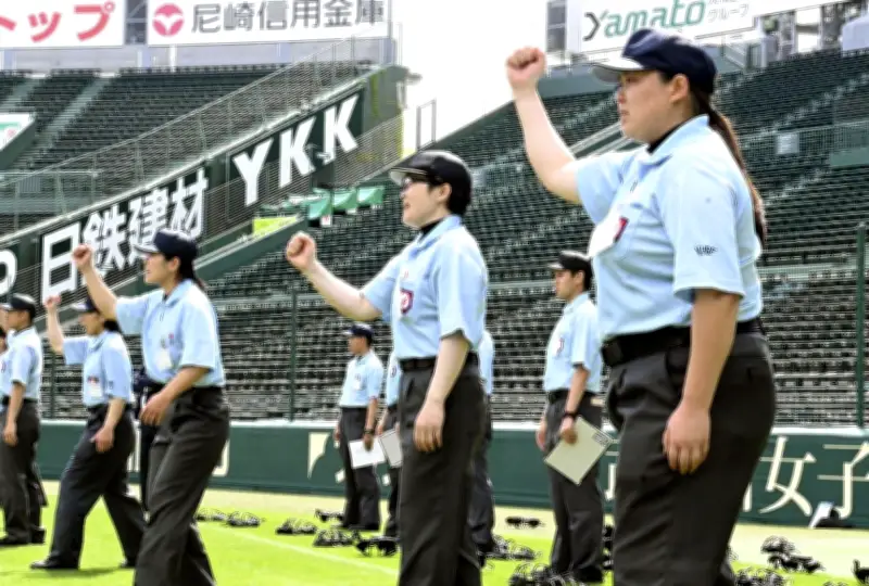 夏の甲子園へ女性審判員が講習会で技術磨く、軟式交流試合も実施