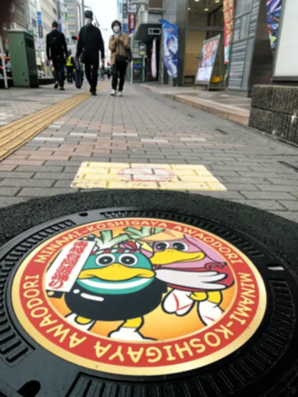 南越谷阿波踊りデザインのマンホールふた、駅前歩道に設置 ご当地キャラが踊りで祭り盛り上げ