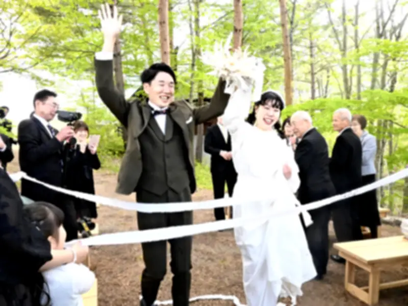 飯舘村で震災後初の結婚式、新郎新婦が走って登場
