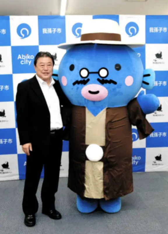 千葉県我孫子市、夏仕様の新型「うなきちさん」着ぐるみ公開　軽量化で快適に