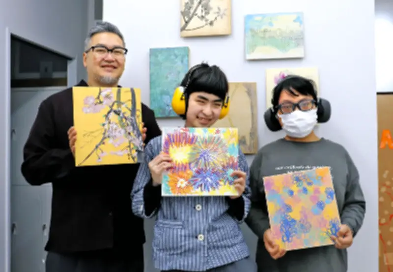 障がい者アーティストが日本画家の色紙の裏に描く、川崎で展覧会