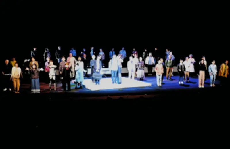 坂本九さんの名曲に乗せて熱演、川崎郷土・市民劇「あるくうた」公演