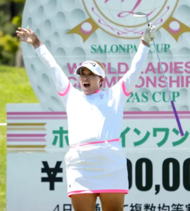 鈴木愛、１５番ホールインワンで一時首位も河本に及ばず２位