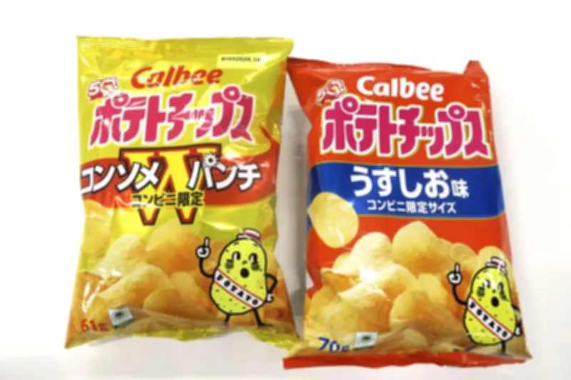 カルビーポテチ袋が白黒に、ナフサ不足でインキ調達難