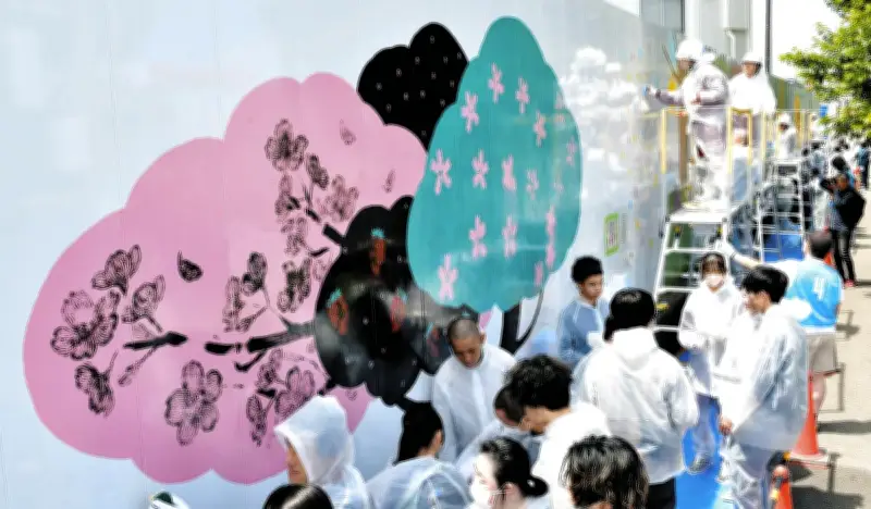 八千代市の中学生が新市役所工事現場の壁に満開の桜を描くアートプロジェクト