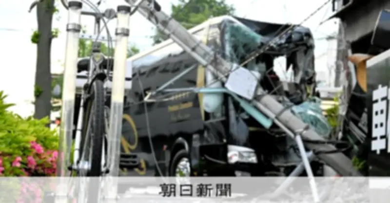 東京・江戸川で観光バスが電柱に衝突、運転手搬送 乗客なし