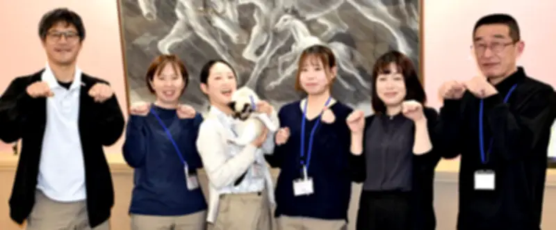 保護猫クレアが職場の癒やしに、特別養護老人ホームで勤務意欲向上