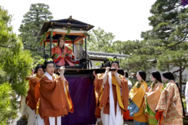 新緑の京都で葵祭、平安装束の行列が優雅に練り歩く