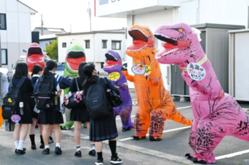 愛知・豊橋の大清水駅前に恐竜出現！子どもたちを励ますユニークな取り組み